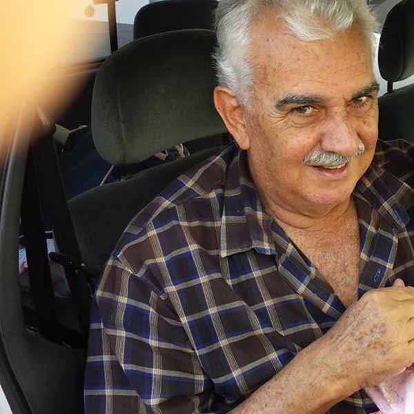 Benedito Batista, o Icão, apaga velinhas