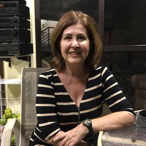 Jussara Bassil recebe os parabéns pela chegada de seu aniversário