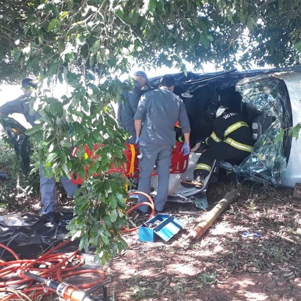Carro com três mulheres capota em estrada vicinal de Quatá
