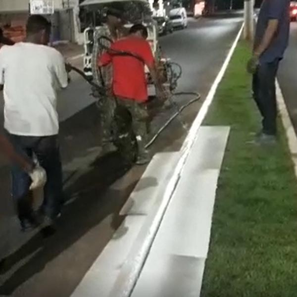 Prefeitura de Paraguaçu realiza a pintura de guias até de madrugada