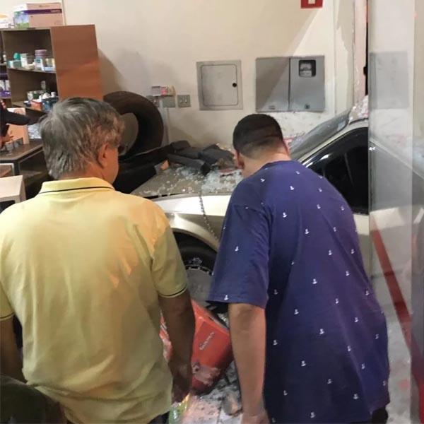 Carro desgovernado invade clínica veterinária em Tupã