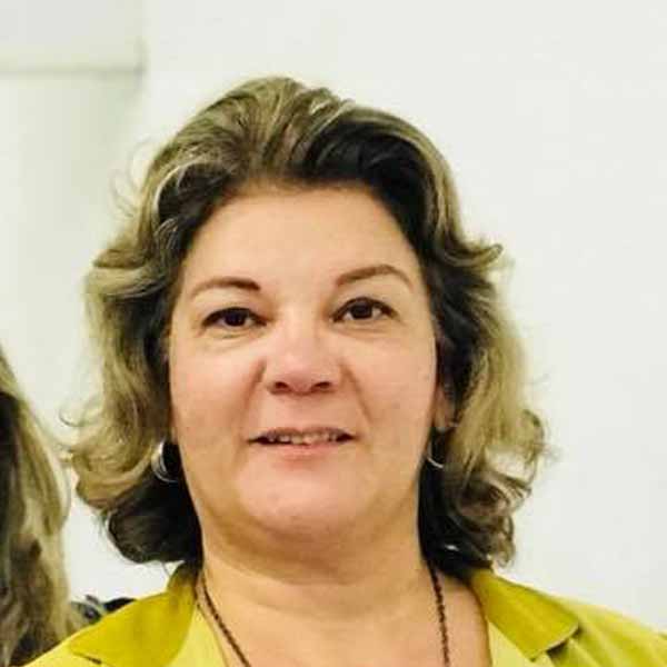 Monica Costa recebe os parabéns pela chegada de seu aniversário