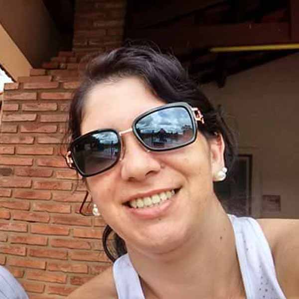 Néia Aquino comemora mais um aniversário.