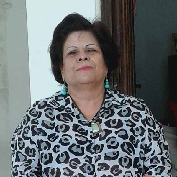 Cecilia Munhoz recebe os parabéns pela chegada de seu aniversário