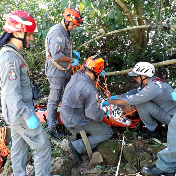 Jovem é resgatado por bombeiros após cair em penhasco de 30 metros de altura em Marília