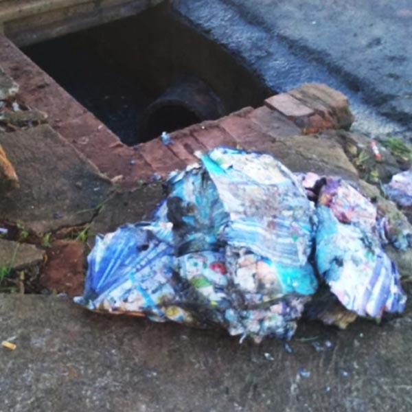 Prefeitura limpa, mas bueiros são entupidos com sacolas plásticas e panfletos de propaganda