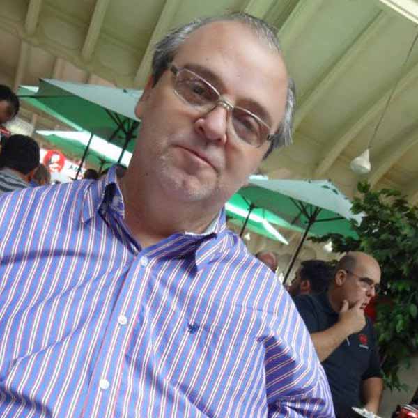 Marquinho Cincoentaeoito apaga velinhas