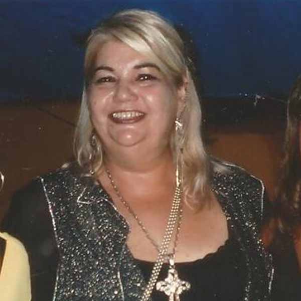 Wania Wirgues recebe os parabéns pela chegada de seu aniversário