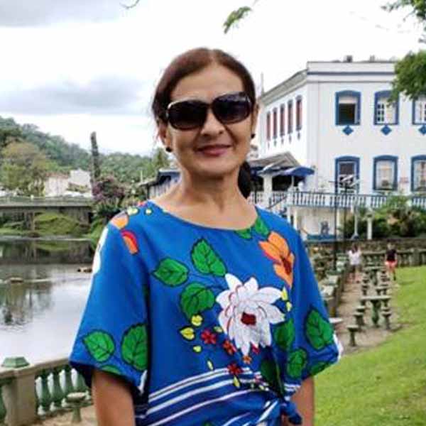 Márcia Regina Fernandes apaga velinhas