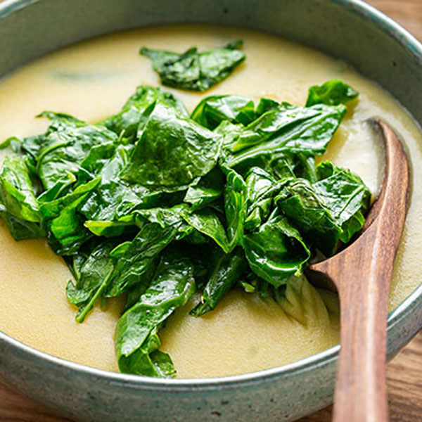 Polenta cremosa com couve