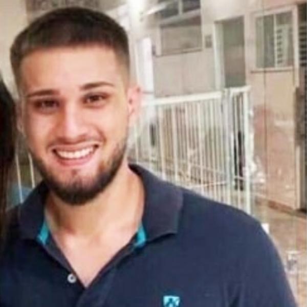 Jovem pede para namorada parar veículo para urinar e se joga em frente de caminhão