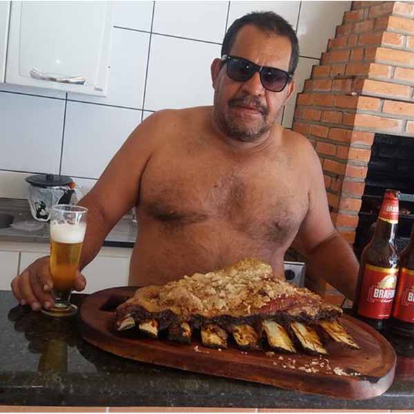 Luiz Chaveiro apaga velinhas