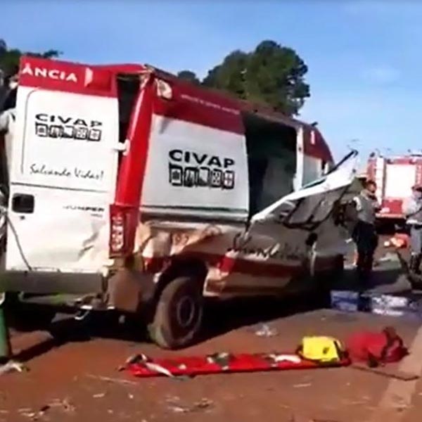 Ambulância do Samu capota em rodovia e deixa três socorristas feridos