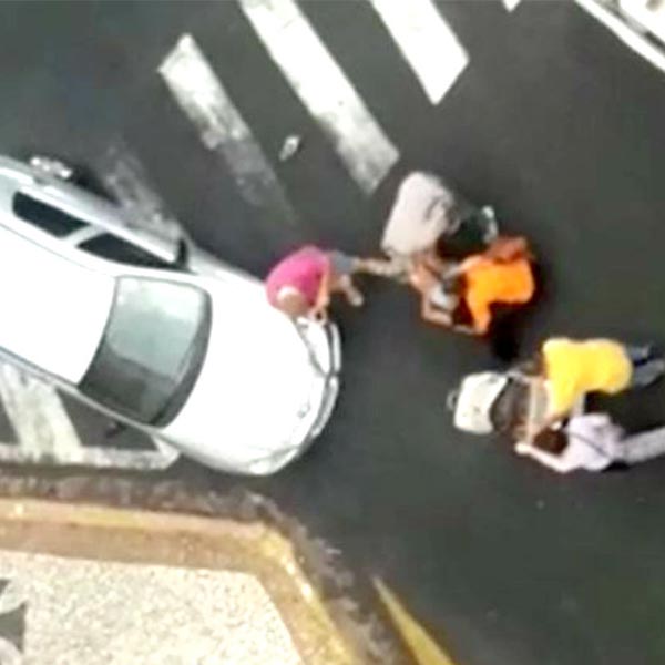 Mulher com carrinho de bebê é atropelada no centro de Marília