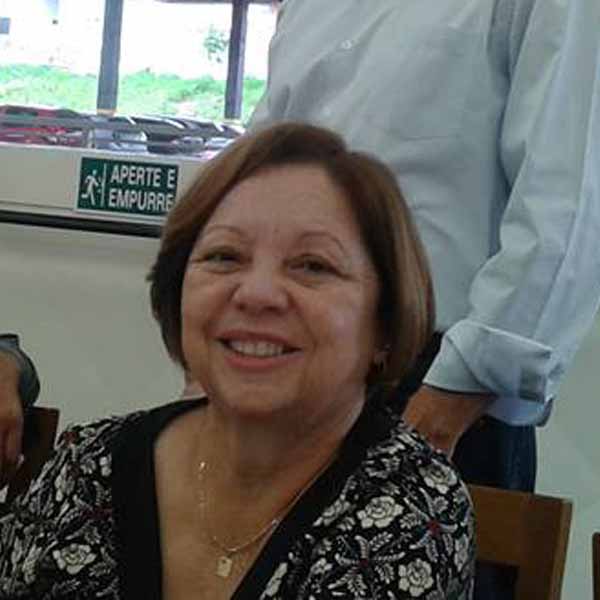 Valderesa Dore recebe os parabéns pela chegada de seu aniversário