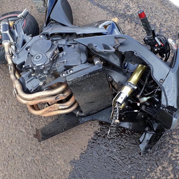 Moto fica destruída após acidente; motociclista sofre ferimentos leves