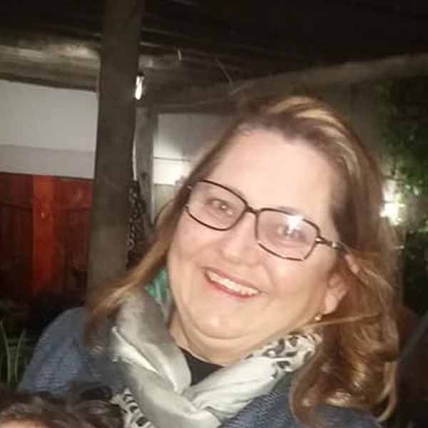 Mariangela Afonso recebe os parabéns pela chegada de seu aniversário