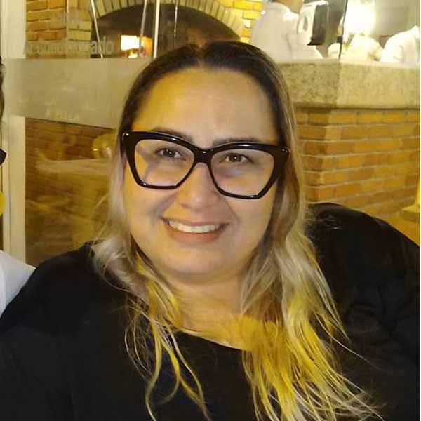 Danielle Brilhante recebe os parabéns pela chegada de seu aniversário