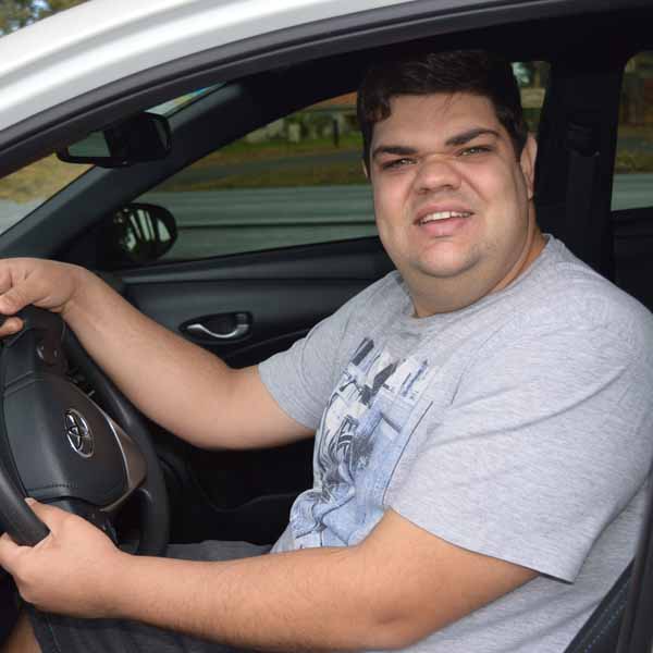 Vitor Gomes da Pena apaga velinhas neste sábado