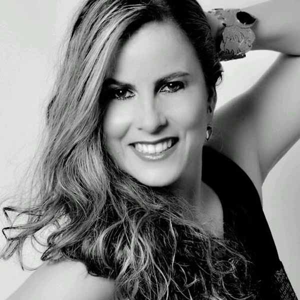 Fernanda Cavalcanti completa idade nova