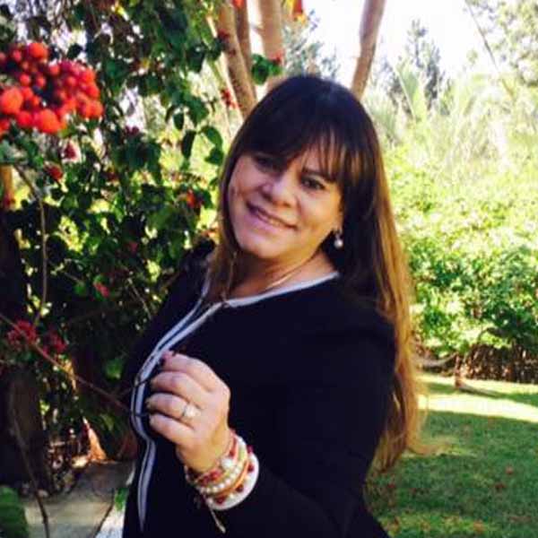 Regina Nicolau recebe os parabéns pela chegada de seu aniversário