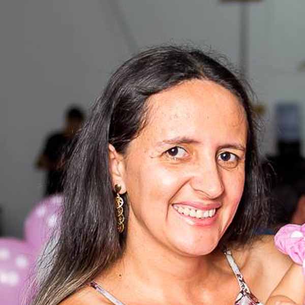 Marilza Marques recebe os parabéns pela chegada de seu aniversário