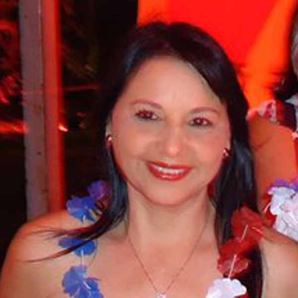Olga Pontes recebe os parabéns pela chegada de seu aniversário
