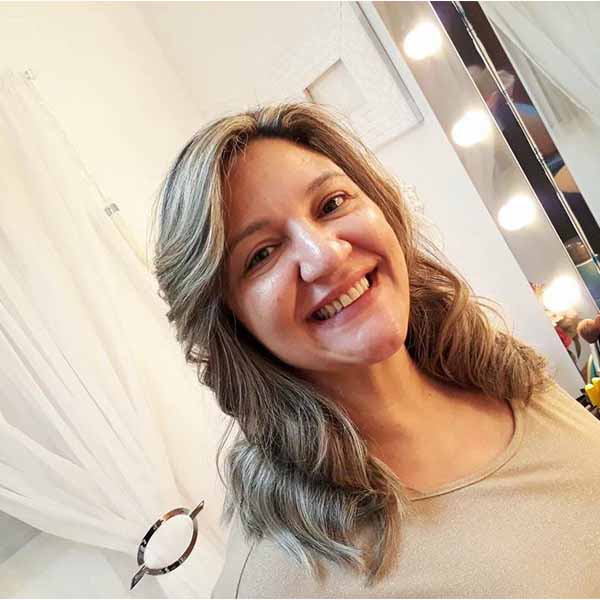Fernanda Inácio recebe os parabéns pela chegada de seu aniversário