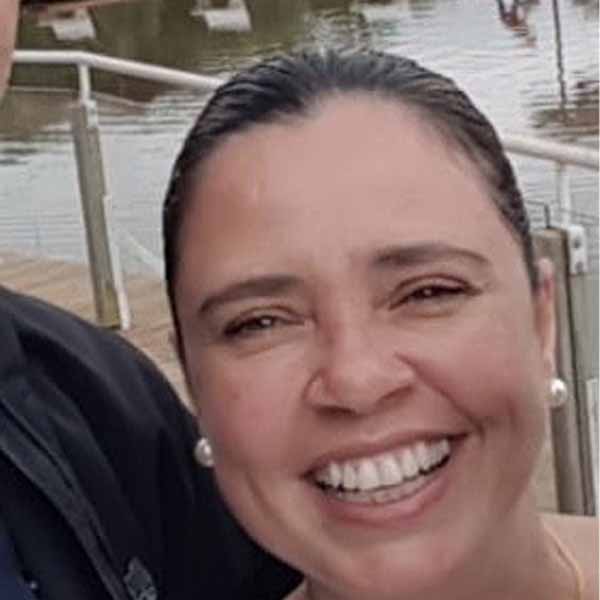 Adrianne Balhestero recebe os parabéns pela chegada de seu aniversário