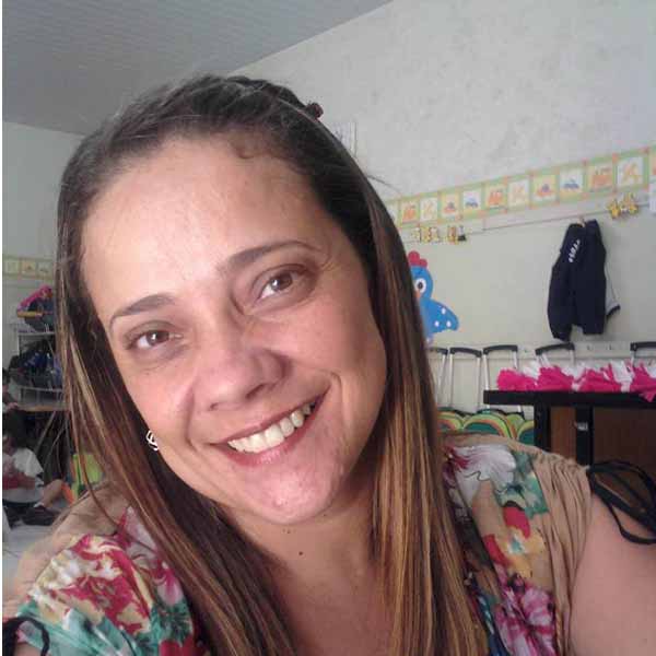 Ana Cristina recebe os parabéns pela chegada de seu aniversário