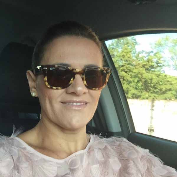 Vaneide Barbosa recebe os parabéns pela chegada de seu aniversário