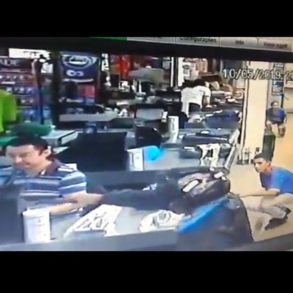 Câmera de segurança registra assalto em supermercado de Assis