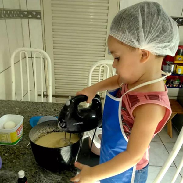 Menino de 3 anos vira 'minichef' e ajuda a mãe a fazer bolos para vender em Tupã