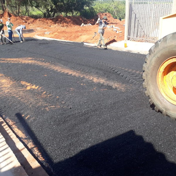 Depois da erosão, asfalto é concluído na Rua Lauro Ferreira Braga