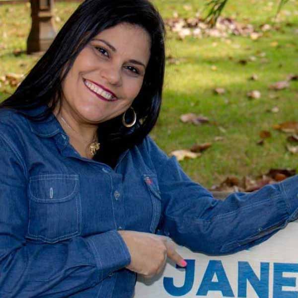 Daniela Janegitz recebe os parabéns pela chegada de seu aniversário