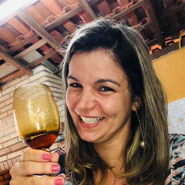 Paula Zanoni recebe os parabéns pela chegada de seu aniversário