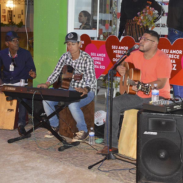 Na véspera do Dia dos Namorados, A Calcevest Mega Loja oferece música ao vivo