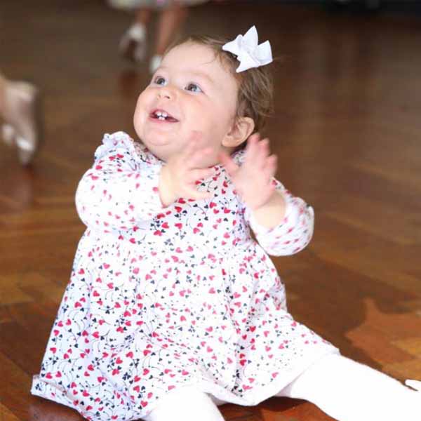 Zoe Andrade recebe os parabéns pela chegada de seu aniversário