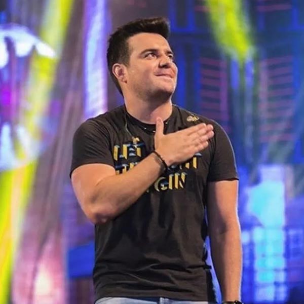 Marcos e Belutti interrompem show após cantor ser atingido por bomba em Ourinhos