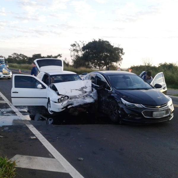 Veículos colidem e duas pessoas ficam feridas em rodovia de Paraguaçu Paulista