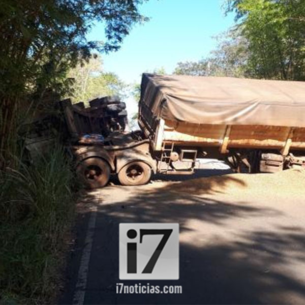 Carreta carregada de farelo de laranja tomba e deixa vicinal interditada entre Tupã e Quatá