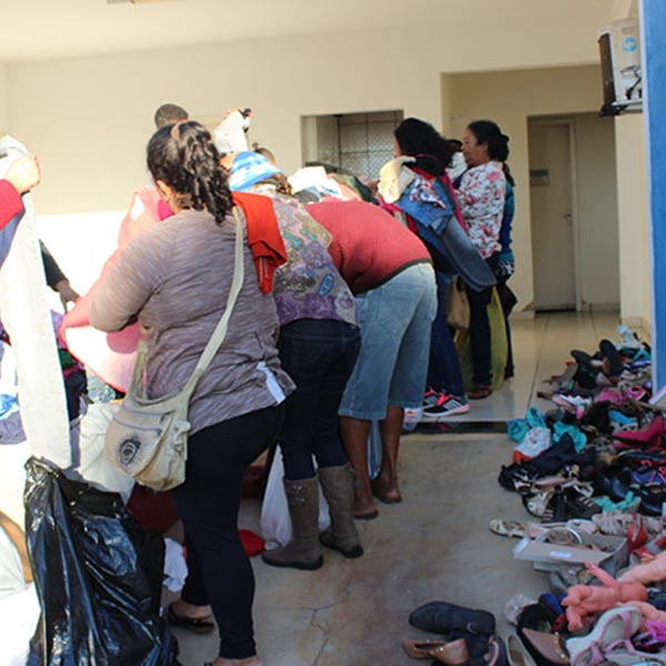 Centenas de pessoas recebem doações da Campanha do Agasalho em Quatá