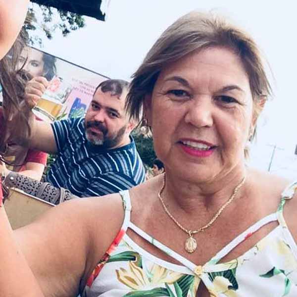 Eda Donha recebe os parabéns pela chegada de seu aniversário