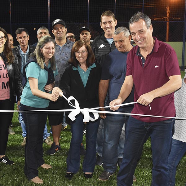 AFC inaugura campo de grama artificial
