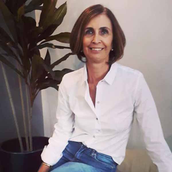 Marcia Deperon recebe os parabéns pela chegada de seu aniversário