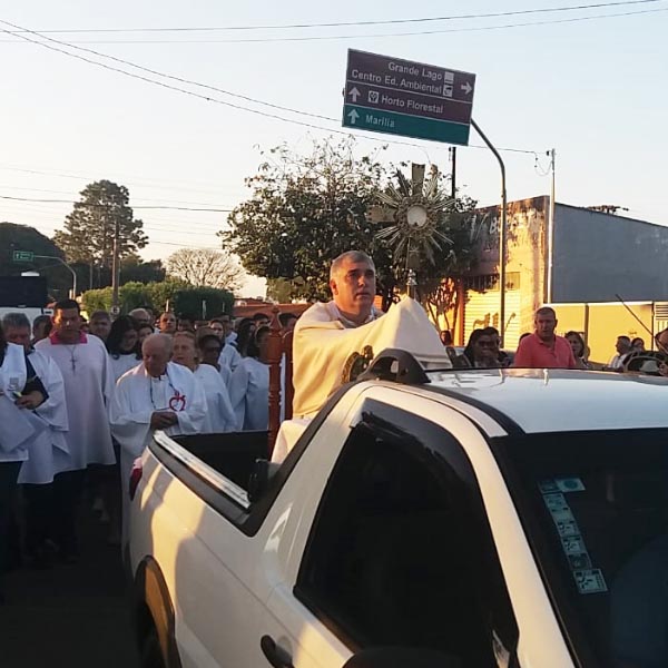 Católicos acompanham tradicional procissão de Corpus Christi em Paraguaçu Paulista