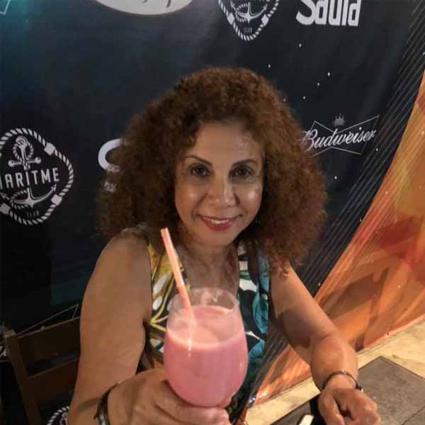 Valéria Ribas recebe os parabéns pela chegada de seu aniversário