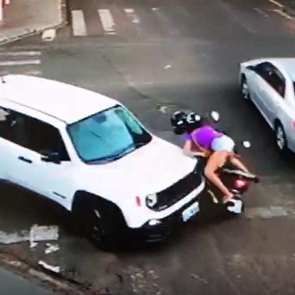 Carro na contramão colide contra motocicleta e motorista foge sem prestar socorro; vídeo