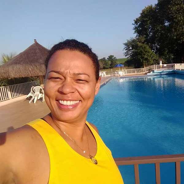 Andréia Brazão apaga velinhas nesta terça