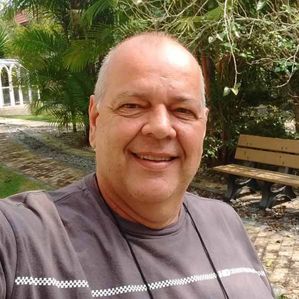 Milton Alves apaga velinhas nesta sábado